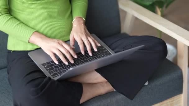 Zamknij Rękę Młodej Kobiety Pomocą Laptopa Podczas Siedzenia Kanapie Wpisując — Wideo stockowe