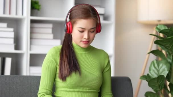 Молодая Женщина Слушает Музыку Отдыхая Дома Диване Красивая Жизнерадостная Счастливая — стоковое видео