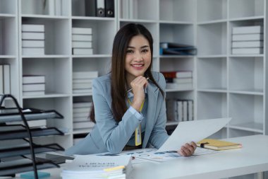 İş kadını şirket başarısı profesyonel kariyerinden memnun..