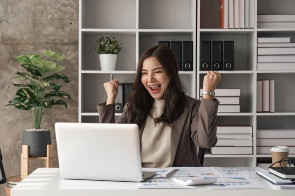 Mujer Negocios Celebrar Mientras Que Uso Computadora Portátil Oficina Mostrando — Foto de Stock