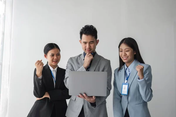 Los Grupos Empresariales Asiáticos Sienten Felices Exitosos Riendo Manos Arriba — Foto de Stock