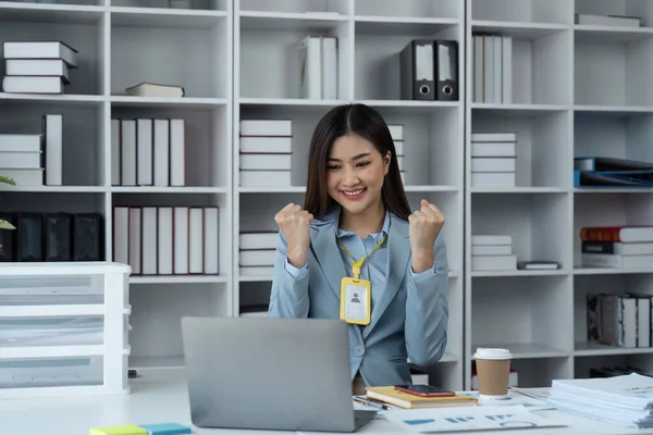 Kadını Ofisteki Dizüstü Bilgisayarını Kullanarak Bunu Kutluyor Keyif Veriyor Küçük — Stok fotoğraf