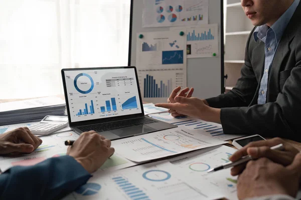 Zusammenarbeit Business Team Diskutiert Arbeitsanalyse Mit Finanzdaten Und Marketingwachstumsberichtsdiagramm Team — Stockfoto
