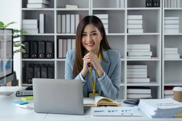 Geschäftsfrau Mit Unternehmenserfolg Büro Zufrieden Mit Ihrer Beruflichen Karriere — Stockfoto
