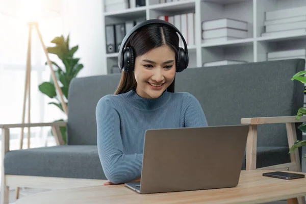 Ontspannen Vrouw Luisteren Naar Muziek Met Hoofdtelefoon Laptop Thuis — Stockfoto