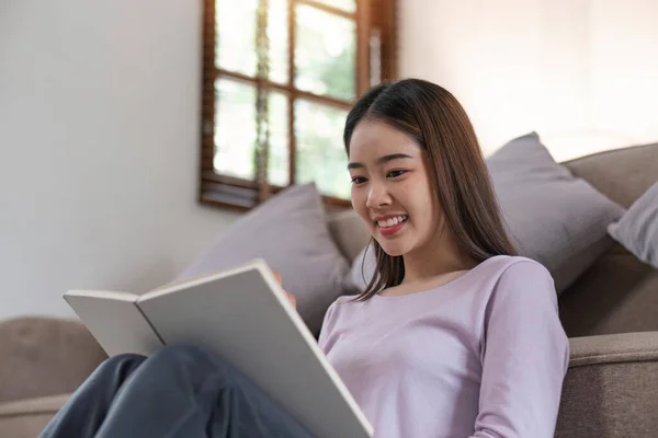Atraente Jovem Mulher Asiática Dormir Sala Estar Mínima Confortável Gostando — Fotografia de Stock