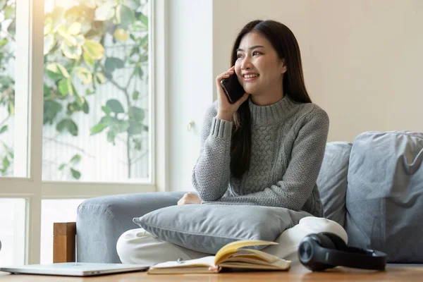 Mujer Asiática Bastante Joven Teniendo Conversación Telefónica Sentado Sofá Sala —  Fotos de Stock