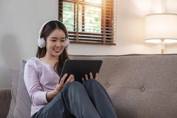 Jovem Mulher Asiática Relaxa Casa Com Música Tablet Digital — Fotografia de Stock