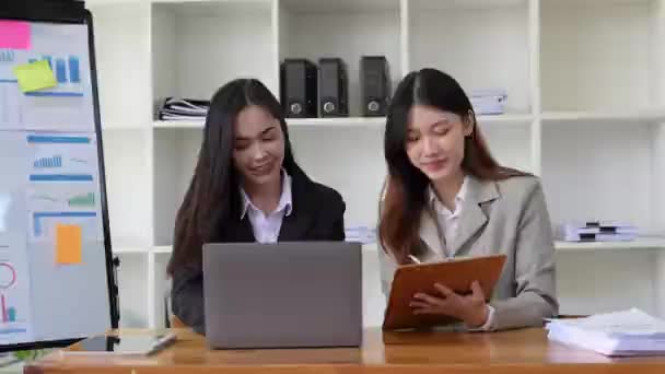 Üzleti Csapat Elemzők Beszél Dolgozik Együtt Megvitatása Adatkezelés Laptoppal — Stock videók