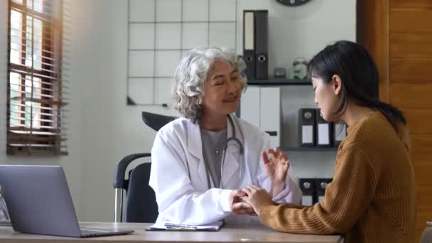 Arts Hand Hand Troostende Overstuur Patiënt Met Ziekte Uiten Vertrouwen — Stockvideo