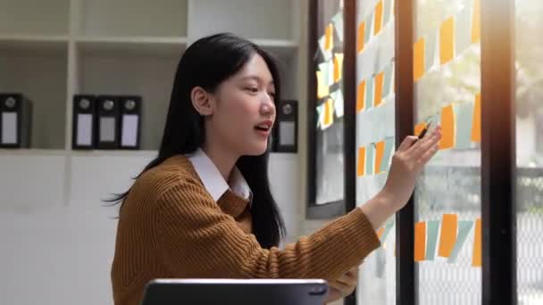 Joven Mujer Negocios Asiática Trabajando Plan Proyecto Usando Pegajosos Papeles — Vídeos de Stock