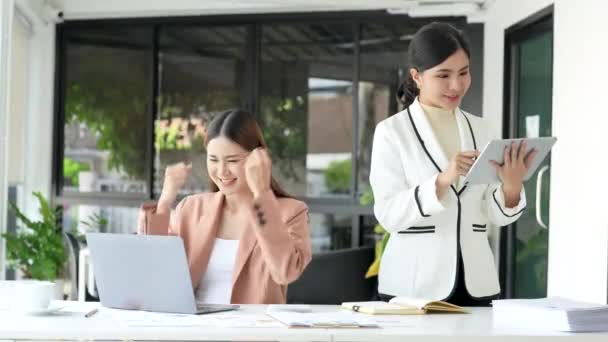 Glücklich Überglückliches Business Team Gibt High Five Feiern Erfolgreichen Vertrag — Stockvideo
