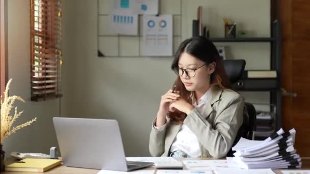 Schöne Geschäftsfrau Arbeitet Mit Laptop Büro — Stockvideo