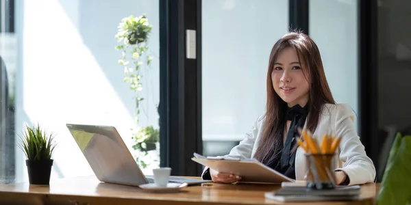 Ofiste Çalışan Gülümseyen Güzel Asyalı Kadının Portresi Bilgisayar Kullanıyor Aranıyor — Stok fotoğraf