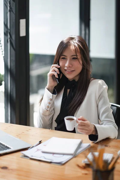 Portrait Young Business Woman Sitting Front Her Laptop Talking Mobile — 스톡 사진