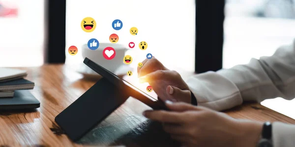 Soziale Medien Und Digitales Online Konzept Frau Nutzt Tablet Mit — Stockfoto