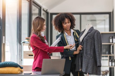 Yaratıcı moda planlaması, takım çalışması ya da kadın tasarımcı, işbirliği ya da yardımcı ceket tasarımı. Giyim tarzı, desen ya da tekstil imalatı için terzi, girişim ya da küçük işletme ekibi.