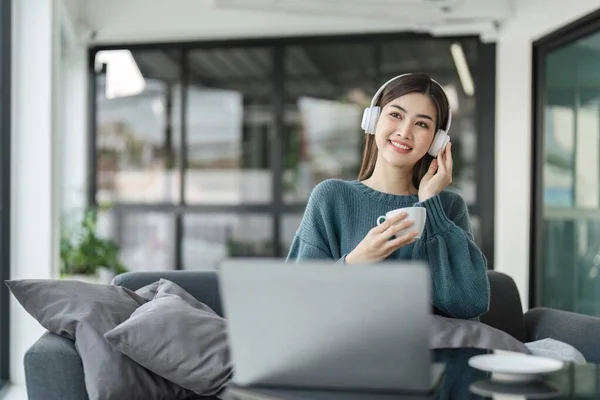 Glimlachende Aziatische Vrouw Hoofdtelefoon Met Behulp Van Laptop Computer Terwijl — Stockfoto