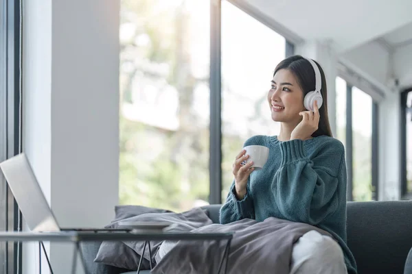 Lächelnde Asiatin Mit Kopfhörer Und Laptop Beim Morgendlichen Kaffee Auf — Stockfoto