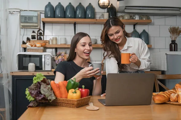 Two Beautiful Woman Friends Having Breakfast Drinking Coffee While Talking — Stock Photo, Image