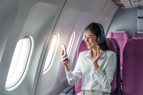 Happy Cheerful Asian Businesswoman Using Smartphone Flight — Stock Photo, Image