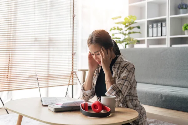 Müde Geschäftsfrau Stress Arbeitet Einem Laptop Während Sie Hause Einem — Stockfoto