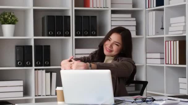 Usmívající Podnikatelka Nebo Hotové Počítačové Práce Vzít Strečink Relaxační Sedí — Stock video