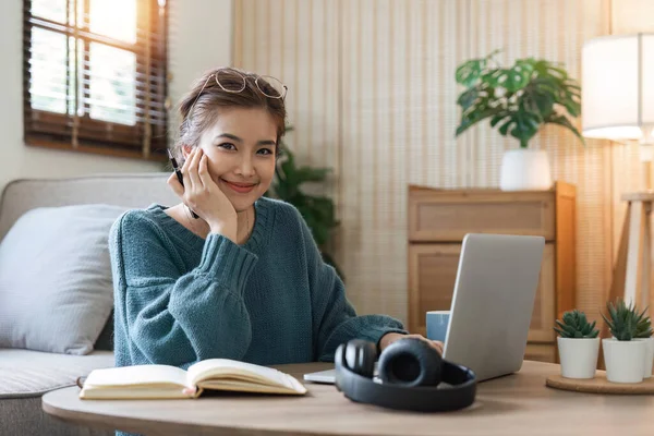 Neşeli Mutlu Pozitif Güzel Kadını Imajı Evde Dizüstü Bilgisayar Kullanarak — Stok fotoğraf