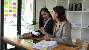 Finansal istatistikler üzerinde çalışan iş ekibi çizelgeleri analiz ediyor. Proje verileri raporda evrak işlerini yapıyor. İdari analistler iş görüşmeleri, ofis toplantılarında şirket grafikleri danışmanlık..