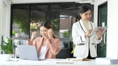 Mutlu iş adamları, çak bir beşlik. Başarılı bir kontrat, şirket zaferi, profesyonel zafer..