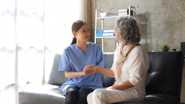 Medici Donne Stringono Mano Alla Paziente Anziana Incoraggiandosi Vicenda Offrire — Video Stock