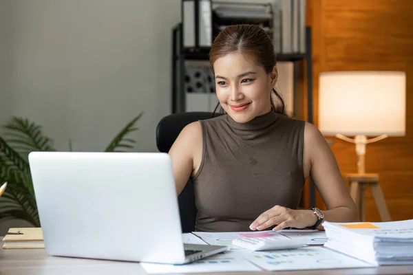 Księgowy Młoda Azjatycka Kobieta Pracuje Laptopie Zrobić Dokument Podatki Wymiana — Zdjęcie stockowe