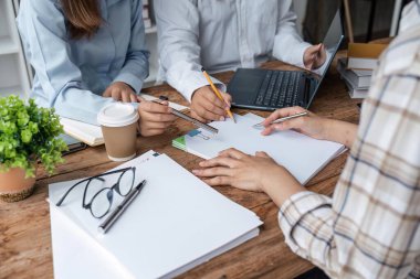 Üniversite projesine hazırlanmaktan, mutlu, genç, gülen sınıf arkadaşları eğlenmekten, fıkra anlatmaktan, birlikte kaygısızca vakit geçirmekten, kütüphanede oturmaktan,.
