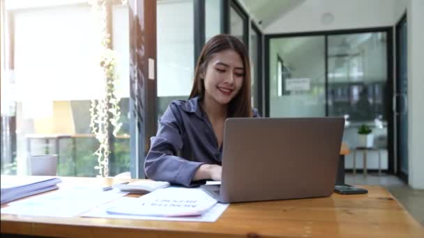 Asyalı Genç Kadını Bilgisayar Laptopunda Kazanmayı Ekommerce Posta Almayı Kutluyor — Stok video