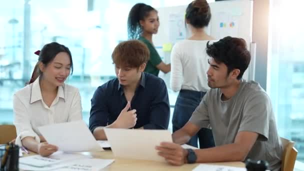 Ofis Konferans Odasında Çeşitli Genç Yatırımcılar Işçiler Geliştiricilerden Oluşan Çeşitli — Stok video