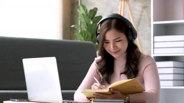 Vacker Kvinna Lyssnar Musik Med Hörlurar När Använder Laptop Sitta — Stockvideo