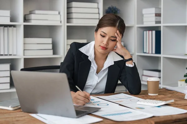 Müde Geschäftsfrau Schläfrig Und Gelangweilt Vom Langen Sitzen Schreibtisch Und — Stockfoto
