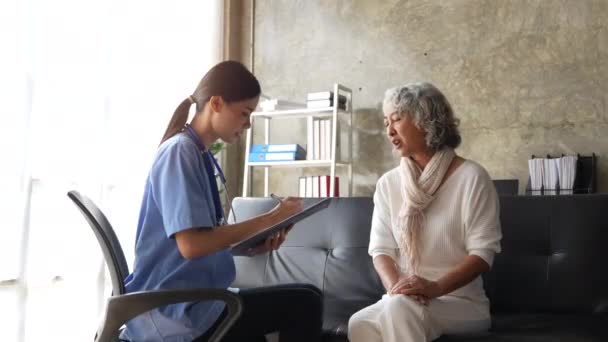 Piękna Młoda Azjatka Lekarz Starsza Kobieta Przechodzi Przez Dokumentację Medyczną — Wideo stockowe