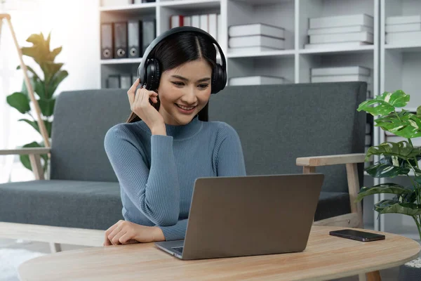 Mooie Vrouw Luisteren Muziek Laptop Thuis Terwijl Ontspannen Bank — Stockfoto
