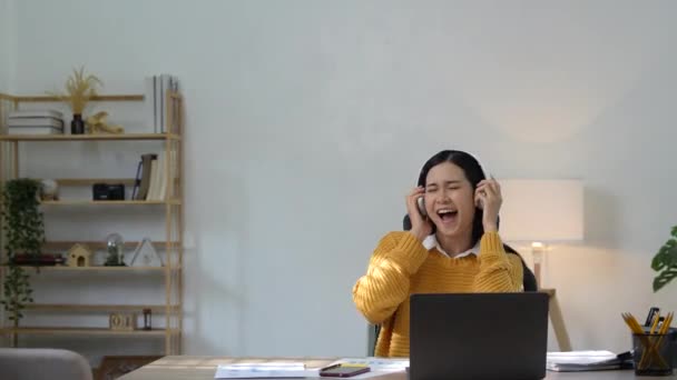 Piękna Młoda Kobieta Uśmiech Relaks Pracy Słuchawkach Bezprzewodowych Słuchając Muzyki — Wideo stockowe