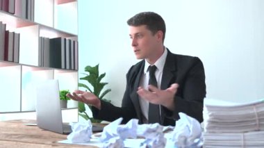 Bilgisayarda çalışırken, göz yorgunluğundan ya da acı duygulardan muzdarip stresli genç iş adamı. Yorgunluktan bitkin düşmüş yönetici, ofiste aşırı çalışma, tükenmiş konsept.