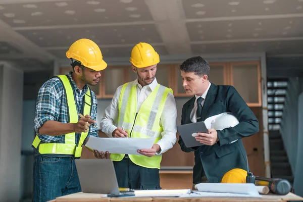 Professional Construction Engineers Team Using Blueprint Project Plan Brainstorming Working — Stockfoto