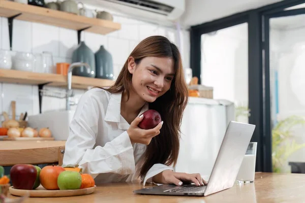 Asiático Jovem Mulher Usar Laptop Cozinha Casa — Fotografia de Stock