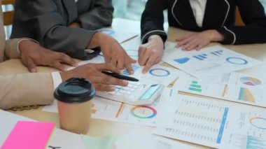 Finansal analistler, bir şirket toplantısında yapılan bir tartışma sırasında dijital tablet planlama yatırım projesiyle ilgili iş mali raporlarını analiz ederler..