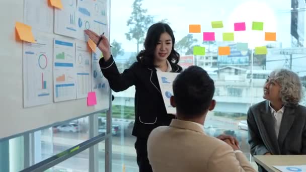 Група Бізнесменів Залі Засідання Щасливою Командою Лідер Жінка Ділиться Успішним — стокове відео