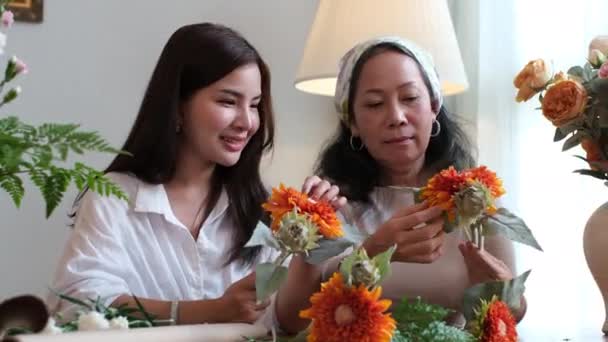 Asian Active Senior Old Woman Flowers Vase Daughter Beautiful Grandmother — Stock Video