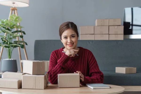Ázsiai Női Vállalkozás Tulajdonosa Dolgozik Otthon Csomagolás Doboz Munkahelyen Online — Stock Fotó