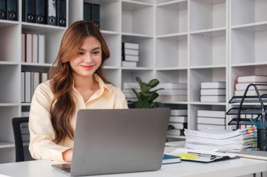 Asyalı kadın çalışma laptop. İş kadını ofiste dizüstü bilgisayarda çalışma meşgul.