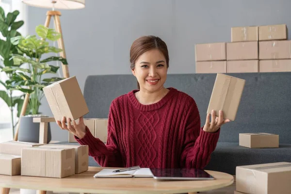 Boldog Fiatal Ázsiai Startup Kisvállalkozás Szabadúszó Holding Csomag Doboz Számítógép — Stock Fotó