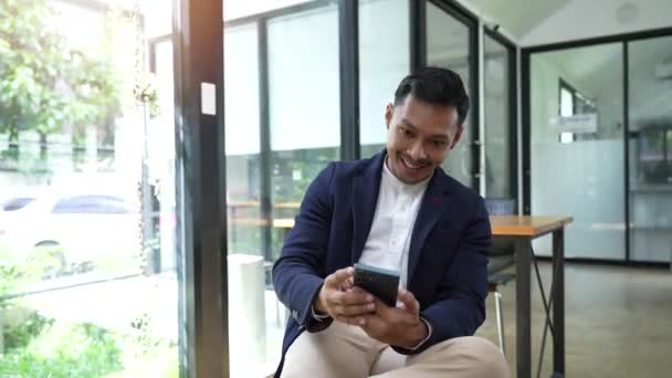 Успех Бизнеса Достижение Счастливого Бизнесмена Аплодируют Празднованию Мобильному Телефону Молодой — стоковое видео